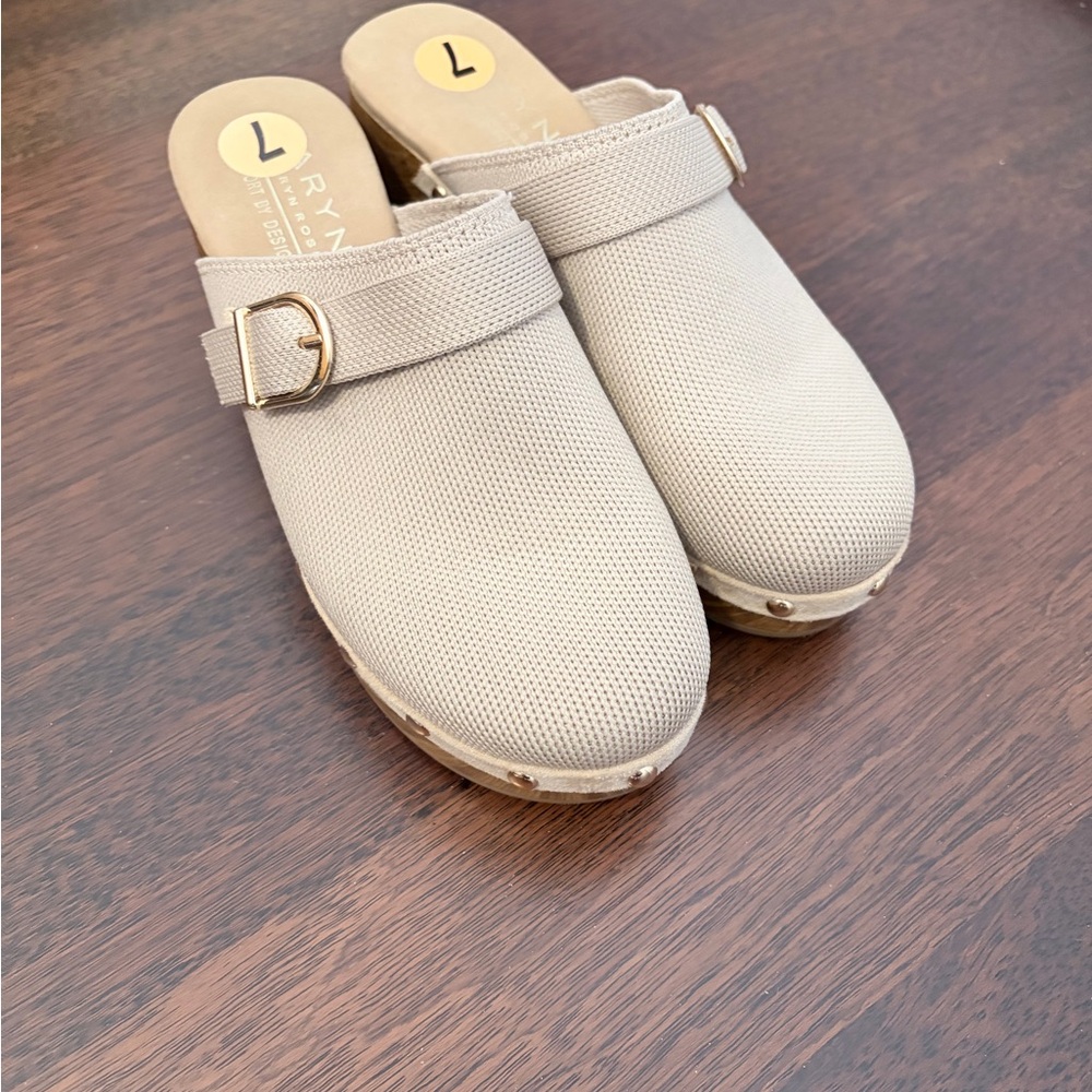Aryn Rose Beige Women's Clogs, size 7